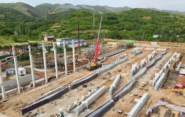 奮戰(zhàn)二季度｜電解廠房主體結(jié)構(gòu)框架柱開(kāi)始吊裝！